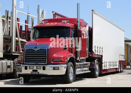 Un Mack Vision voiture stationnée au transporteur Wingfield BP truck stop. Banque D'Images