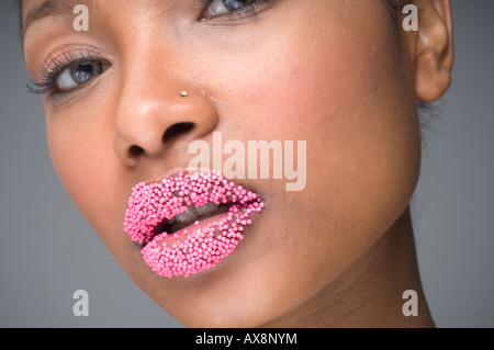 Femme africaine avec sprinkles sur des lèvres Banque D'Images