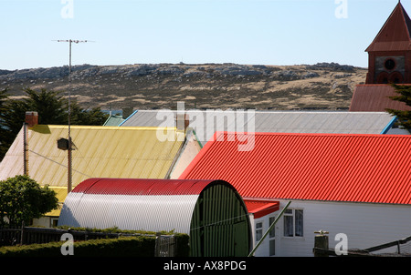 Les toits colorés en premier plan d'entrée de l'océan en arrière-plan Banque D'Images