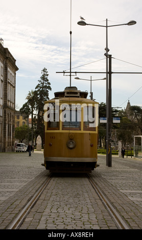 Ancien Tramway sur la rue pavée à Porto Portugal Mars 2008 Banque D'Images