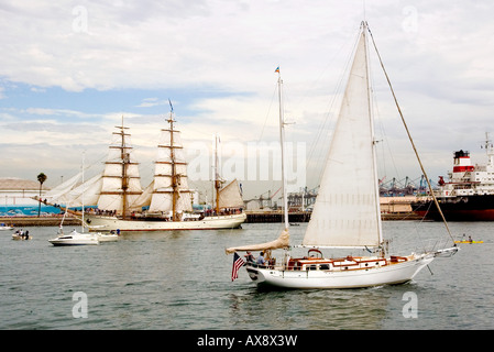 Petit voilier trois mâts tallship croisières dans le Port de Los Angeles Pas libéré Banque D'Images