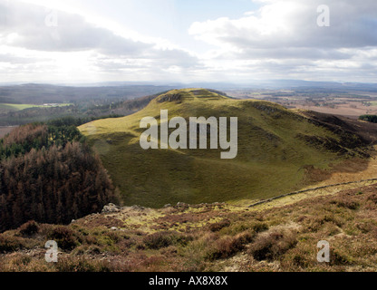 MACBETH,S VUE DU CHÂTEAU DE DUNSINANE HILL VERS LA FORÊT DE BIRNAM, Perthshire, Écosse, Royaume-Uni Banque D'Images