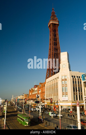 La tour de Blackpool sur une bonne soirée Banque D'Images