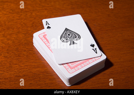 Un jeu de cartes avec les as de pique montrant Banque D'Images