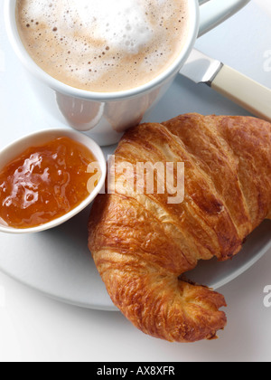 Café et croissants français confiture orange alimentation éditoriale Banque D'Images