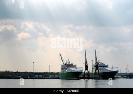 Les navires sur les quais de Southampton, Southampton, Hampshire, Royaume-Uni Banque D'Images