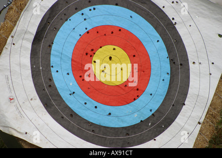 Cible de tir à l'aide de cercles de trous jaune bullseye hastings East Sussex England Banque D'Images