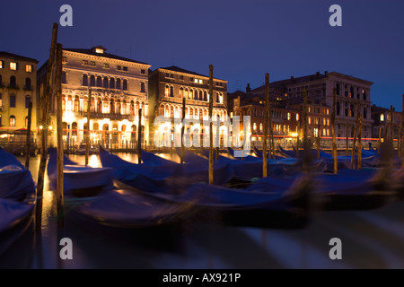 Gondoles sur le Grand Canal Venise Italie au crépuscule Banque D'Images