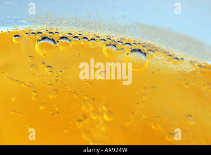 Un plan macro de bulles dans un liquide jaune Banque D'Images