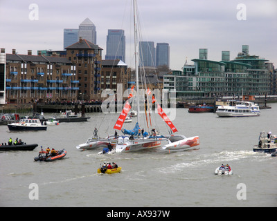 Ellen MacArthur retourne à londres dans son trimaran b et q de l'artisanat de haute-mer england uk go Banque D'Images