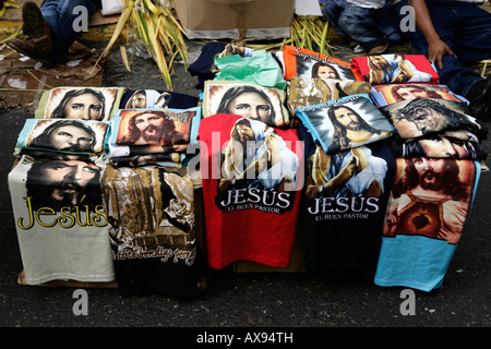 Des t-shirts Pâques typique sur un étal de rue à Caracas, Venezuela Banque D'Images