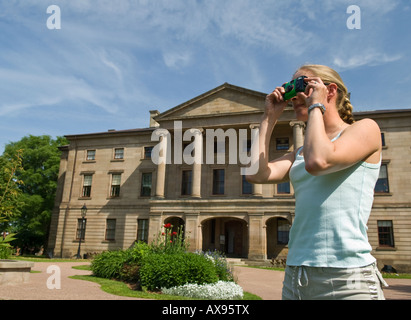 Jeune touriste à prendre des photos en face de Province House, Charlottetown, Prince Edward Island Canada Banque D'Images