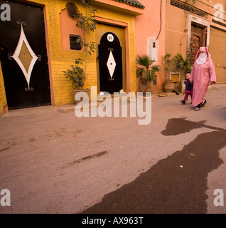 Dame marche dans Marrakech Banque D'Images