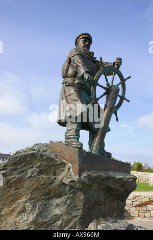 Statue de boat captain à vue avant roue Llangefni Anglesey Banque D'Images