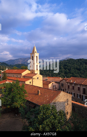 Evisa, village dans les montagnes à l'église, Corse, France Banque D'Images