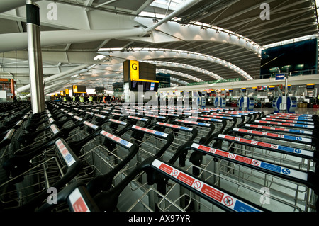 Dans des chariots à bagages à Londres Heathrow Terminal 5 Banque D'Images