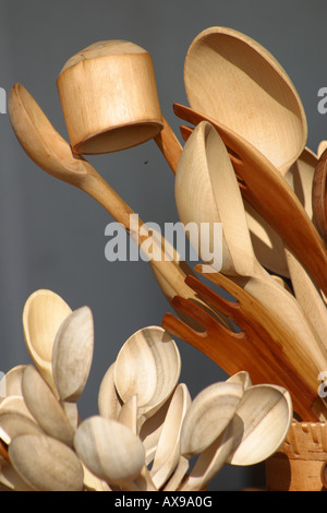 Cuillères en bois doré sculpté motif Bois Banque D'Images