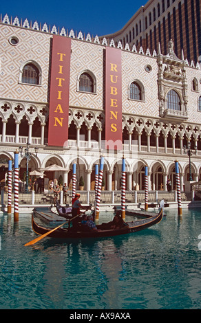 Gondola sur le lac en face de réplique du Palais des Doges, Venetian Hotel and Casino, Las Vegas, Nevada, USA Banque D'Images