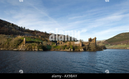 Le Château d'Urquhart sur les rives du Loch Ness le loch d'eau douce d'une grande profondeur dans les Highlands écossais Banque D'Images