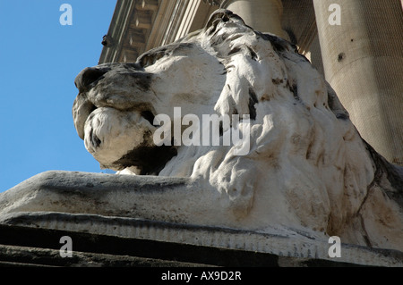 L'un des lions à l'Hôtel de ville de Leeds Banque D'Images