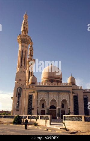 Nouvelle mosquée dans la ville moderne de Ghadamès Libye Banque D'Images