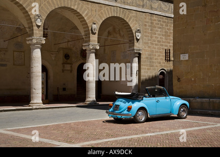 Open top bleu VW Coccinelle garée avec son haut en bas Banque D'Images