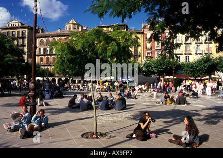 Les gens assis autour, Plaza del Castillo, Fiesta de San Fermin, Pamplona, Navarra, Espagne Banque D'Images