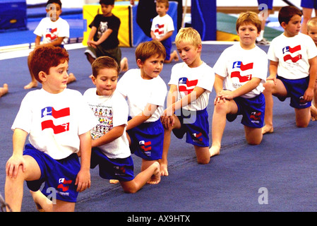 Les garçons effectuer les routines de gymnastique. Banque D'Images