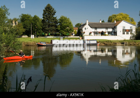 The Old Ferry Boat Inn St Asaph sur la rivière Great Ouse Banque D'Images