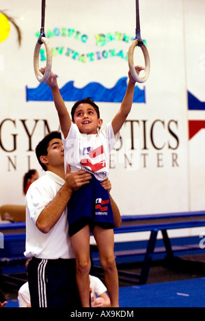 Les garçons effectuer les routines de gymnastique. Banque D'Images