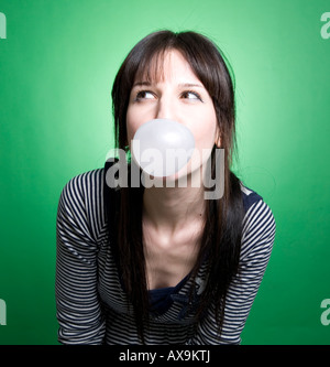 Girl blowing bubble gum avec Banque D'Images