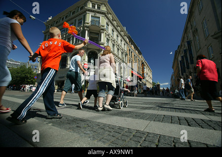 K.Johans Gate, Oslo, Norvège, les piétons traversant la rue Karl Johans Gate Banque D'Images