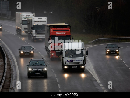 Le trafic lourd et la pluie de marquer le début de la ruée vers Pâques accueil sur la section nord de la M25 en Essex Banque D'Images