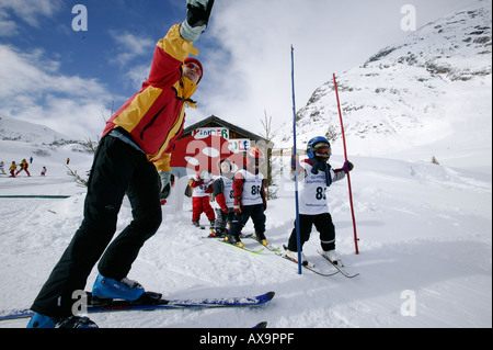 Moniteur de ski avec les enfants, Skischule, silvretta 84a près de Galtuer, Tyrol, Autriche Banque D'Images