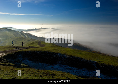 Les promeneurs sur les collines de Malvern enveloppé dans le brouillard Banque D'Images