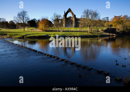 Stepping Stones dans toute la Wharfe à Bolton Priory Yorkshire Dales National Park en Angleterre Banque D'Images