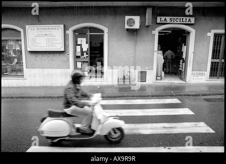 L'homme sur un scooter, Sicile, Italie Banque D'Images