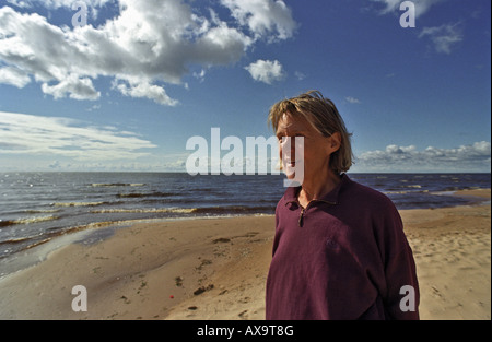 Femme sur une plage du lac Peipus, Estonie Banque D'Images