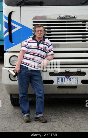 Portrait de 63 ans Dave Fry, debout à côté de son Freightliner Argosy. Banque D'Images