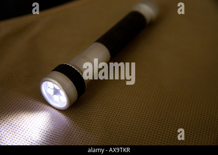 Très lumineux avec lampe LED Ampoules utilise si peu d'énergie les piles durent plusieurs heures Banque D'Images