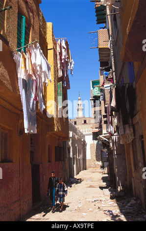 Les enfants marcher dans une ruelle de l'organisation islamique pour l'arrondissement, Le Caire, Égypte Banque D'Images