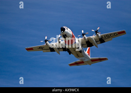 Vue de dessous de la Garde côtière des États-Unis avion C-130 Banque D'Images