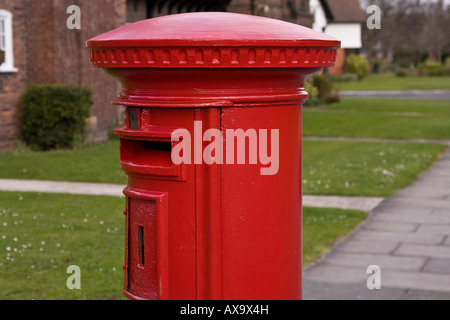 Un bureau de poste traditionnel (rouge pillarbox post box) à Port Sunlight village Banque D'Images