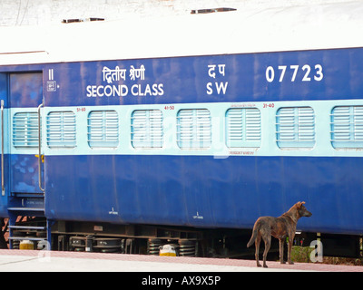 Un wagon-couchette de deuxième classe s'est arrêté à une gare dans le sud de l'Inde. Banque D'Images