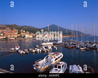 Port de Rio Marina, l'île d'Elbe, Mer Méditerranée, l'Île Toscane, Toscane, Italie Banque D'Images