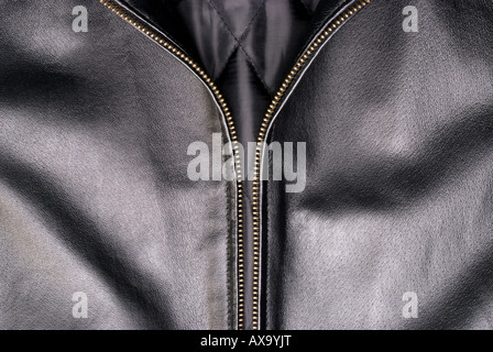 Gros plan d'une veste en cuir noire et une fermeture éclair d'or Banque D'Images