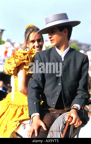 Couple à cheval, Feria de Abril, Sevilla, Séville, Andalousie, Espagne Banque D'Images
