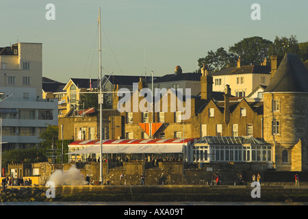 Un yacht de course est commencé que le Royal Yacht Squadron de forêt un canon Banque D'Images