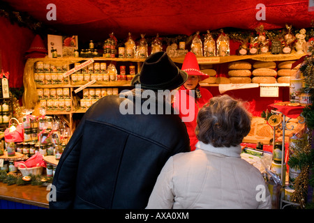 Vue depuis le marché de Noël dans la zone centrale, autour de Jungfernstieg et Gansemarkt Monckebergstrasse, à Hambourg, Allemagne Banque D'Images