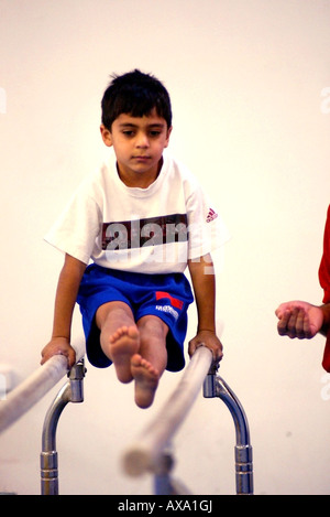 Les garçons effectuer les routines de gymnastique. Banque D'Images